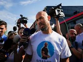 kinderhandel und geldwäsche: andrew tate steht erneut unter hausarrest