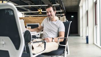 experten klären auf - platter hintern durch ständiges sitzen? was hinter dem phänomen „bürostuhl-po“ steckt