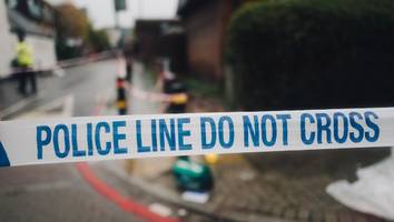 kindsgefährdung - eltern verhaftet, die acht wochen altes baby mit limo und würstchen ernährten