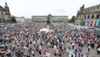 proteste: tausende zu demos gegen rechtsextremismus und für demokratie