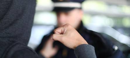 angriffe und beleidigungen: polizisten geraten in augsburg ins visier