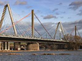 Bei Bauarbeiten stürzen Teile ab: Toter und Verletzte nach Unfall an Leverkusener A1-Brücke