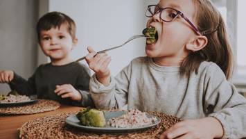 nicht nur gesundheitliche folgen - vegan auf kosten der kindheit - gefährliche risiken, die eltern kennen sollten