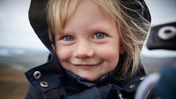 kinder zählen zu den glücklichsten der welt - fünf dinge, die isländische eltern in der erziehung anders machen