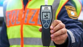 2,5 Promille: Betrunkener Senior (68) mäht Verkehrsschild um