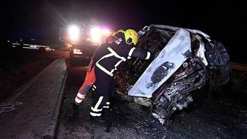 Unfall auf B75: Auto rammt Asphaltfräse und geht in Flammen auf