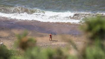 „Als Nackter in der Minderheit"  - Tourist beschwert sich über zu viele Angezogene am FKK-Strand: "Was soll das?"