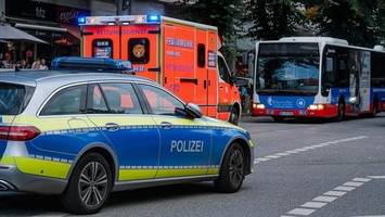 Mädchen von Auto erfasst – Radfahrerin rutscht unter Bus