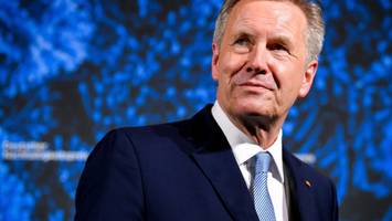 „sind in deutschland oft verkrampft"  - ex-bundespräsident wulff will, dass schüler öfter die nationalhymne singen