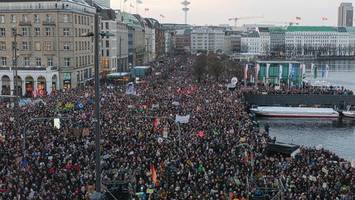 demo vor hamburger afd-zentrale – auch die antifa macht mit