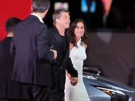 händchenhaltend am lido: brad pitt mit neuer freundin in venedig unterwegs