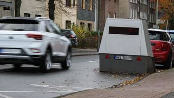 bei hamburg: unbekannte fackeln nachts einen blitzeranhänger ab