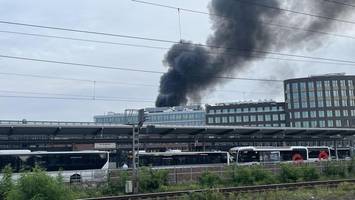 Rauchwolke über Bergedorf: Lagerhalle in Flammen