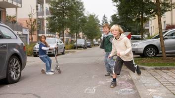 Selfie vor dem einfahrenden Zug  - Wagnisforscher erklärt, wie falsche Verkehrserziehung Kinder gefährdet