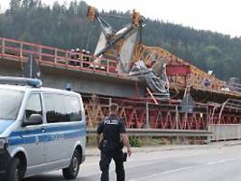 Trümmerfeld bleibt zurück: Baukran kracht auf Brücke in Thüringen - ein Toter