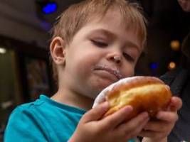 Es ist beunruhigend: Kleinkinder essen dreimal so viel Süßes wie empfohlen