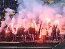 Polizei fassungslos: 300 Fans gehen aufeinander los: Schalke-Test endet mit Massenschlägerei