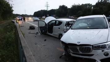 Motorradfahrer verursacht heftige Kollision und braust davon