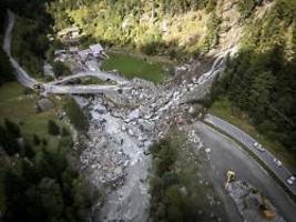 Nach Erdrutsch in der Schweiz: Helikopter bringen Touristen aus abgeschnittenem Tal