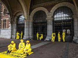 Problem mit dem Geldgeber: Klimaaktivisten blockieren Rijksmuseum in Amsterdam