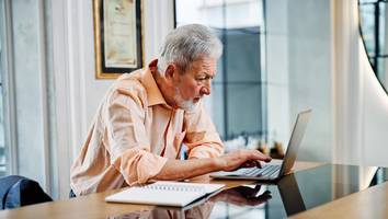 hat einen rat für andere  - „dachten, ich sei verrückt“: rentner macht mit 70 jahren abschluss in medizin