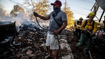 Nahe Los Angeles - Tausende Menschen fliehen vor Feuer in Kalifornien