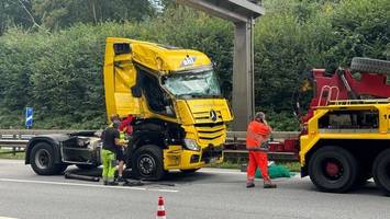 Lkw-Unfall auf A7 bei Marmstorf sorgt für Trümmerfeld und Stau