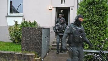 polizist aus spezialeinheit bei einsatz mit stangen attackiert