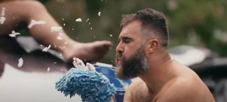 Ex-Footballer Jason Kelce mit witziger Bier-Werbung: Textilfrei trifft auf streifenfrei