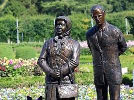 Elizabeth und Philip in Bronze: Royal-Fans irritiert von neuer Queen-Statue