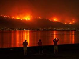 Mehrere Zehntausend Hektar: Waldbrände bei Los Angeles breiten sich explosionsartig aus