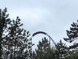 panne im europa-park: fahrgäste stecken kurz vor looping in achterbahn fest