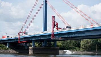 Nach Dresden: Norderelbbrücke für schwere Laster gesperrt