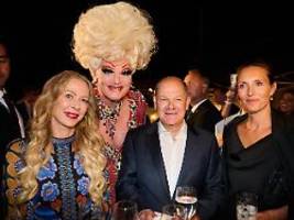 Und plötzlich Feueralarm: Wenn der Kanzler auf die Drag Queen trifft