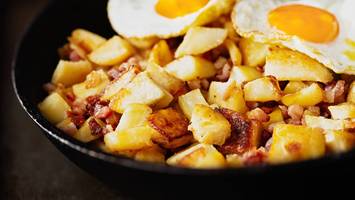 Einfacher Wasser-Trick - So bereiten Sie Bratkartoffeln richtig knusprig zu