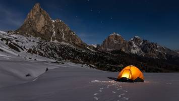 dolomiten - urlauber geraten während bergtour in schneesturm - zelt sichert ihr Überleben