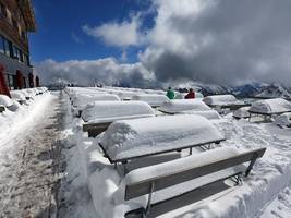 Wintereinbruch auf den Bergen: Geschlossene Schneedecke in den bayerischen Alpen