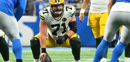 NFL: Green-Bay-Center Josh Myers übergibt sich auf den Ball während des Spiels gegen die Colts