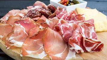 italien kämpft gegen die schweinepest – schinken betroffen