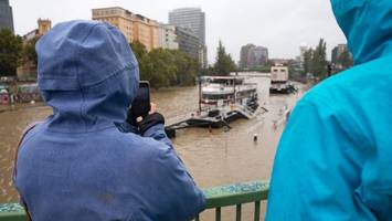 Aussteigen unmöglich - Wien-Touristen sitzen wegen des Hochwassers auf Kreuzfahrtschiff fest