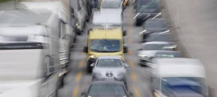 autofahrer stehen auf der b17 in kilometerlangem stau