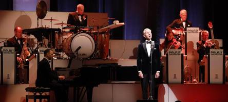 „Fenster auf, die Sorgen raus!“ - Max Raabe und Palast Orchester entzücken in Augsburg