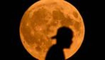 doppeltes mondschauspiel: supermond und partielle mondfinsternis in einer nacht