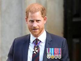 Pflichterfüllung in London: Prinz Harry mimt wieder einen echten Royal