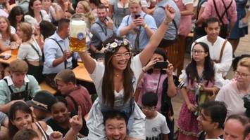 Oktoberfest 2024: Bierpreise – und wie Sie an ein Zimmer kommen