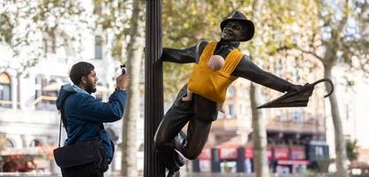 London: Aktivisten befestigen Babytragen an Statuen, um sich für bessere Elternurlaubsmöglichkeiten einzusetzen