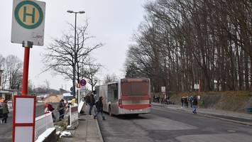 Schock auf Berliner Straße: Bus wird mit Geschoss attackiert