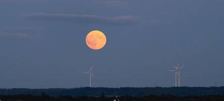 Der „Supermond“ leuchtet über Augsburg