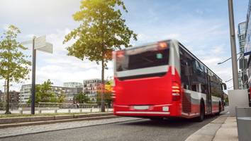 Hauen, kratzen, Haare ziehen - Zwei Frauen streiten sich um freien Sitzplatz in Bus - Polizei muss eingreifen