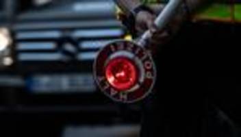 autofahrer zeigen courage: zivilcourage: männer stoppen betrunkenen autofahrer